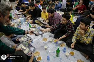 توزیع افطاری متبرک آستان قدس رضوی در مساجد مشهد