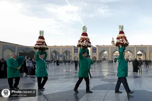 تعویض گل&zwnj;های ضریح مطهر به مناسبت ولادت جوادالائمه علیه السلام