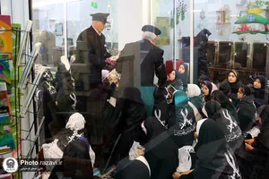 اهدا بسته&zwnj;های متبرک رضوی به دختران زائر امام رضا(علیه&zwnj;السلام)