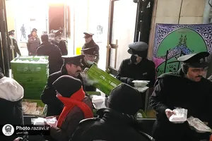 توزیع غذای متبرک مهمانسرای حضرت میان مسافران ایستگاه راه آهن مشهد