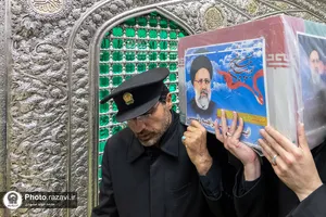 طواف پیکر شهدای خدمت دور ضریح مطهر رضوی