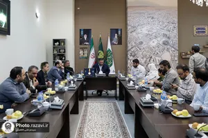 اهدای مدال طلای امیر یاری به موزه آستان قدس رضوی