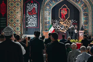 عزاداری زائران عرب‌زبان در حرم مطهر رضوی