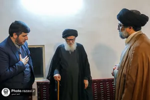 اهداء مصحف مشهد رضوی به آیت الله مرتضوی