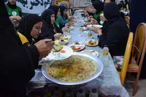 پذیرایی معنوی و اطعام حسینی از زائران اربعین در مرز تمرچین + تصاویر