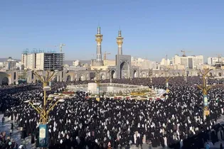 اقامه ۴۵ نماز جماعت در اماکن متبرکه رضوی هم‌زمان با لحظه تحویل سال ۱۴۰۵