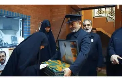 تکریم خانواده معاون شهید دبیرخانه شورای عالی امنیت ملی توسط خادمان حرم مطهر رضوی | وقتی پرچم امام مهربانی‌ها پناه خانواده شهدا می‌شود