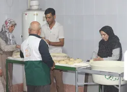 پخت و توزیع روزانه ۴ هزار قرص نان محلی رابر در مشهد مقدس