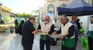  پذیرایی خادم‌یاران رامیان از زائران بارگاه امام رضا (ع) + فیلم