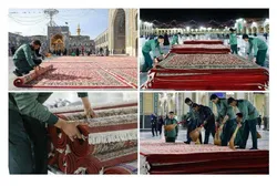 گزارشی از تلاش بی‌وقفه خادمان برای مفروش‌سازی صحن‌ها و رواق‌های حرم مطهر رضوی | فرشی به پهنای آسمان مهربانی