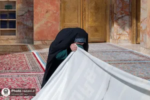 نصب کتیبه غدیریه در حرم مطهر رضوی