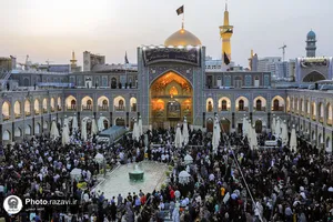آیین تعویض پرچم گنبد منور رضوی به مناسبت آغاز ماه محرم