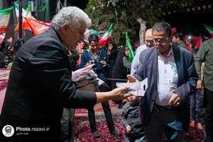 بسته بندی و توزیع تبرکات توسط خادمان رضوی در تجمعات مردمی