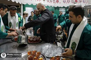 خدمت جمعی از ورزشکاران در چایخانه حضرت