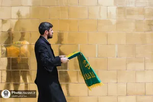 متبرک کردن پرچم کاروان&zwnj;های زیرسایه خورشید در آستانه دهه کرامت