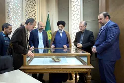رونمایی از نسخه خطی دیوان حافظ اهدایی رهبر شهید (رحمت‌الله علیه) در کتابخانه حرم رضوی