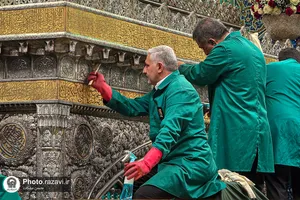 تنظیف ضریح مطهر امام رضا علیه&zwnj;السلام