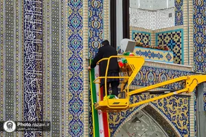 نصب پرچم جمهوری اسلامی ایران در حرم مطهر رضوی