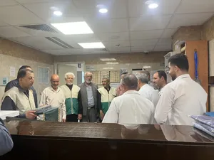عیادت خادمیاران رضوی شیراز از زائران مجروح در حادثه تصادف اتوبوس/ گزارش تصویری