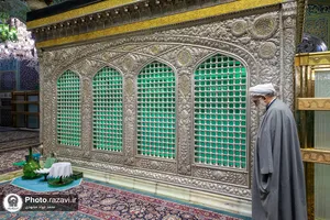غبارروبی ضریح مطهر رضوی در آستانه دهه &laquo;ولایت و امامت&raquo;