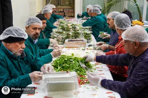 بسته بندی و توزیع افطار سبک در چایخانه حضرت رضا علیه&zwnj;السلام