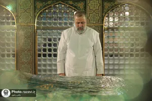 تصاویری از آیت الله شهید سید ابراهیم رئیسی در مراسم غبارروبی حرم مطهر رضوی