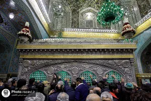 تعویض گل&zwnj;های ضریح مطهر به مناسبت ولادت جوادالائمه علیه السلام
