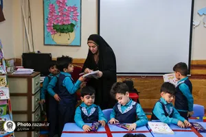 مادری به همراه معلمی
