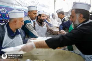توزیع نذری در روز شهادت امام کاظم علیه&zwnj;السلام