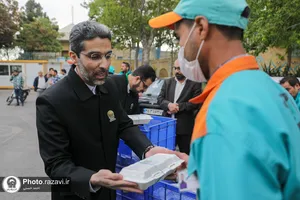 توزیع غذای متبرک حضرت بین پاکبانان شهرداری منطقه ثامن