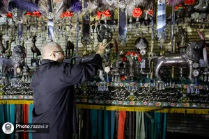 تنظیف علم شاه حسین در موزه آستان قدس رضوی