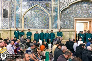 توزیع افطاری سبک در حرم مطهر رضوی-1