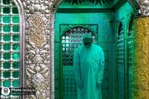 غبارروبی ضریح مطهر حضرت رضا(ع) در آستانه میلاد پیامبر اکرم(ص)