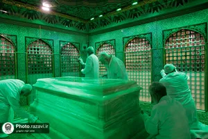 غبارروبی ضریح مطهر امام رضا علیه&zwnj;السلام