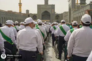 تشرف زائران سالمند به حرم مطهر رضوی