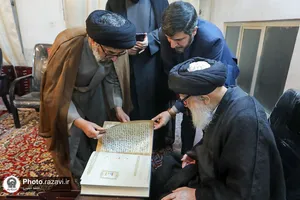 اهداء مصحف مشهد رضوی به آیت الله مرتضوی