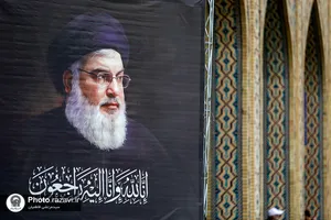 نصب کتیبه های شهادت سید حسن نصرالله در حرم مطهر رضوی