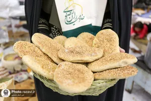 بازدید مدیر عامل بنیاد کرامت رضوی از فرآیند پخت نان برای سیل زدگان مشهدی