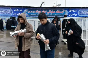 توزیع غذای متبرک در ایستگاه باب الجواد علیه&zwnj;السلام