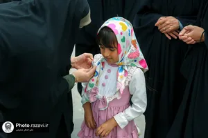 اهدا بسته&zwnj;های متبرک رضوی به دختران زائر امام رضا(علیه&zwnj;السلام)
