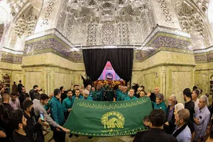 اذن خدمت موکب کفشداران حرم مطهر رضوی در حرم کاظمین
