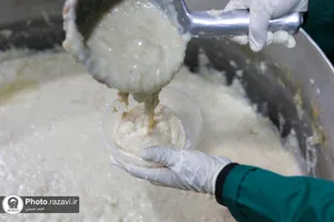 توزیع غذا در موکب خدام، فراشان و زلال رضوان