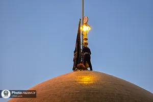 تعویض پرچم حرم امام رضا علیه&zwnj;السلام به مناسبت شهادت حضرت زهرا سلام&zwnj;الله علیها