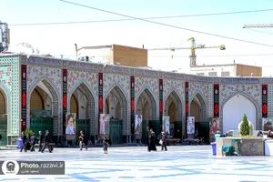 روایت تصویری از رهبر شهید انقلاب در صحن کوثر حرم مطهر رضوی