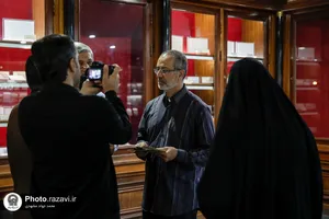 اهدا مجموعه تمبر و سکه به موزه آستان قدس رضوی