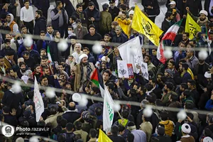 تعویض پرچم گنبد منور رضوی به مناسبت عزای عمومی در کشور