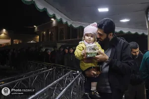 بسته بندی و توزیع افطار سبک در چایخانه حضرت رضا علیه&zwnj;السلام
