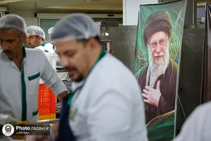 توزیع ۸ هزار پرس غذای متبرک به یاد رهبر شهید انقلاب