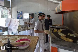 توزیع نان صلواتی به مناسبت شهادت امام حسن عسکری در مشهد