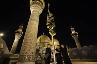 اهتزاز پرچم عزای گنبد امام رضا(ع) در حرم کاظمین
